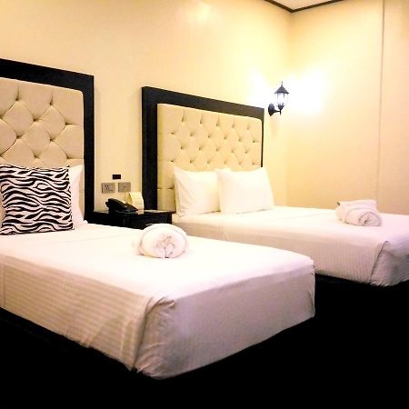 The Ambassador Hotel ตาโคลบัน ภายนอก รูปภาพ