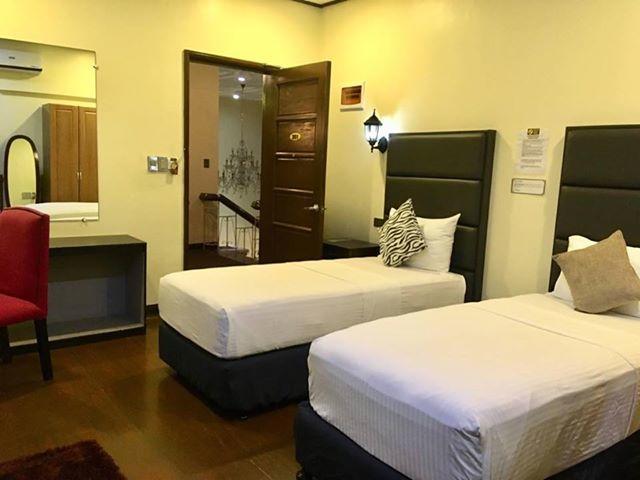 The Ambassador Hotel ตาโคลบัน ภายนอก รูปภาพ